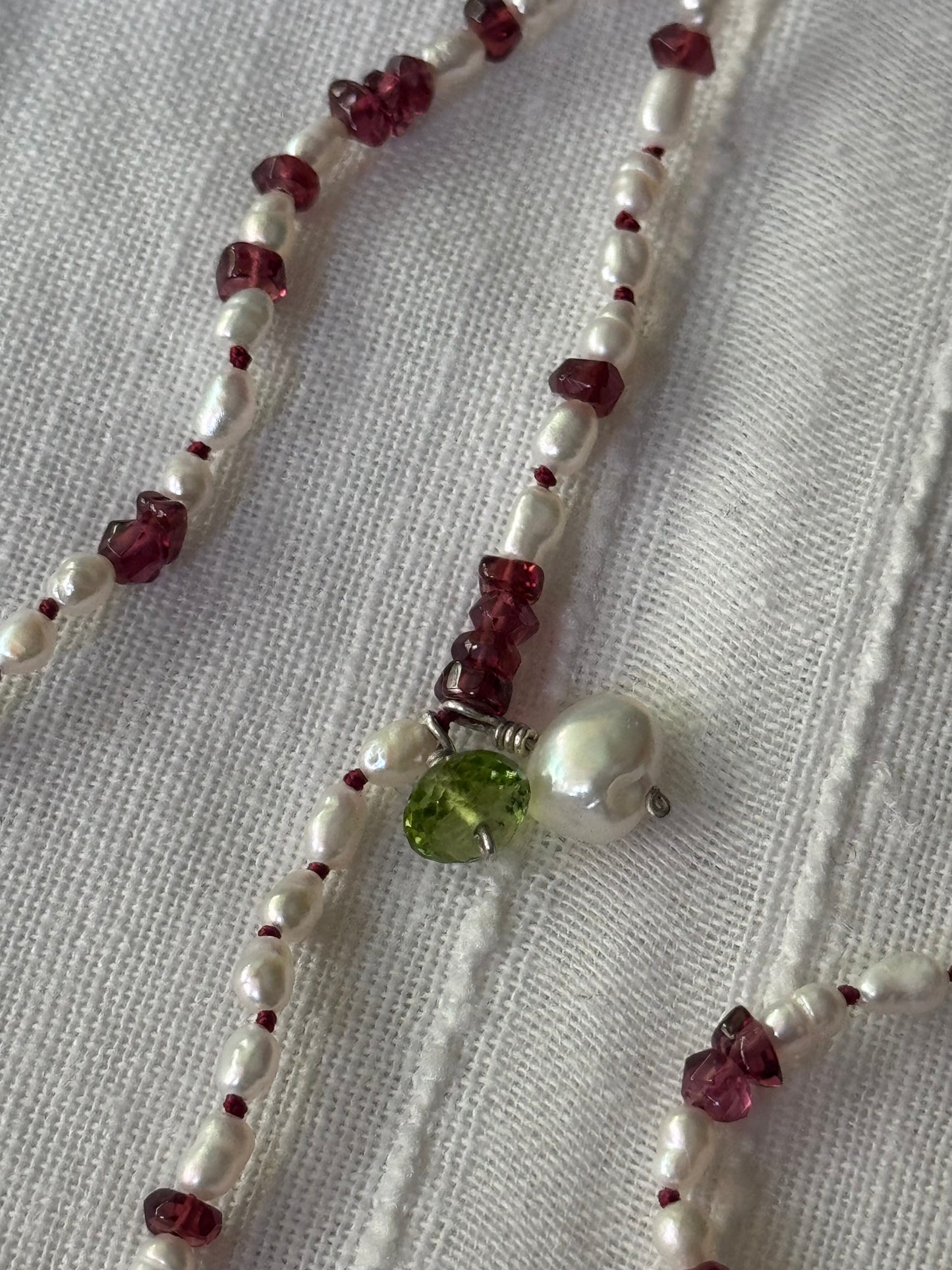 Collar largo de Perlas mini y Granates