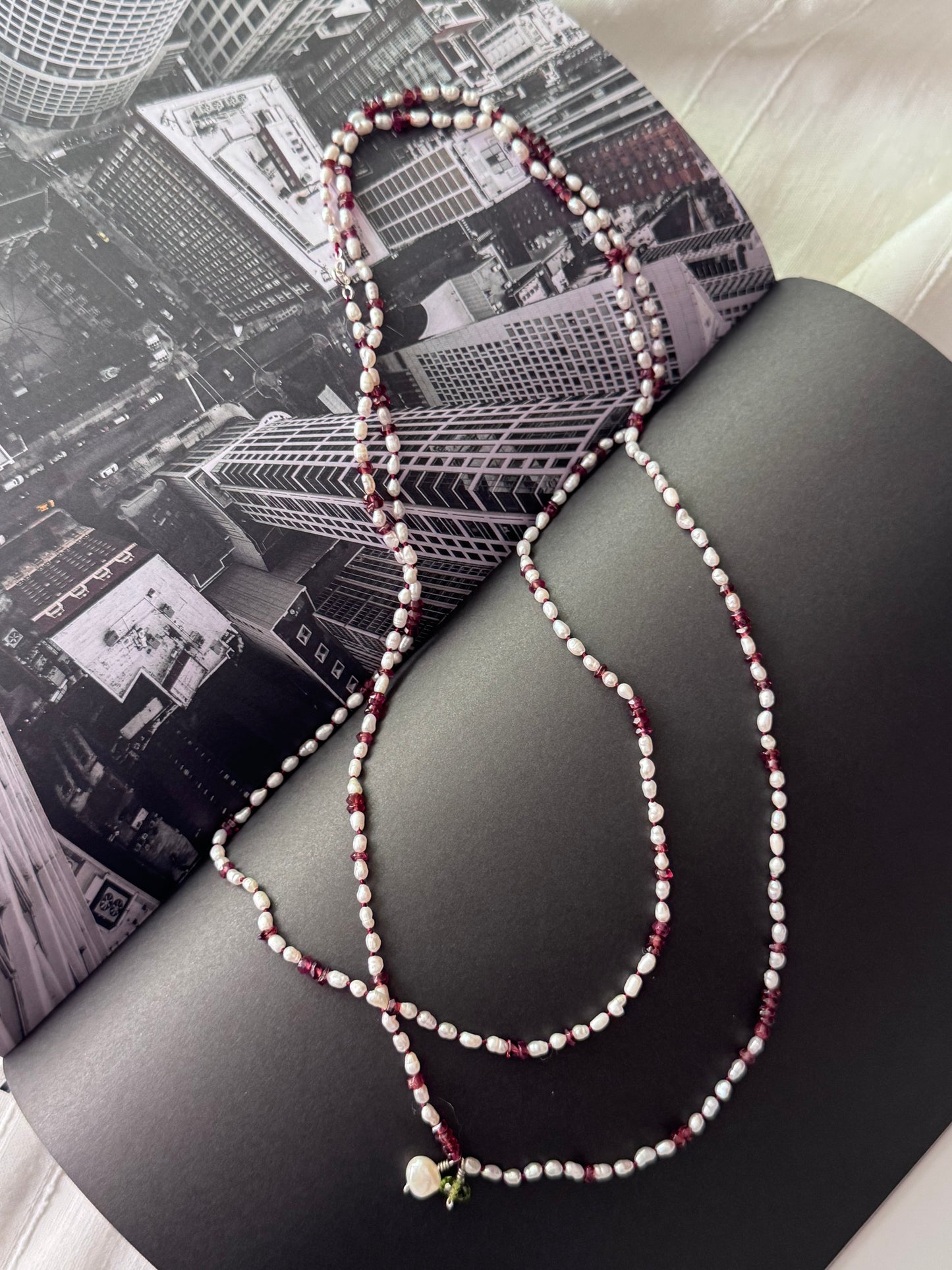 Collar largo de Perlas mini y Granates