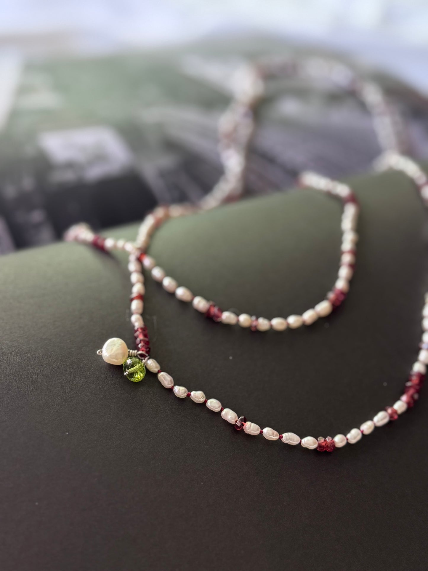 Collar largo de Perlas mini y Granates