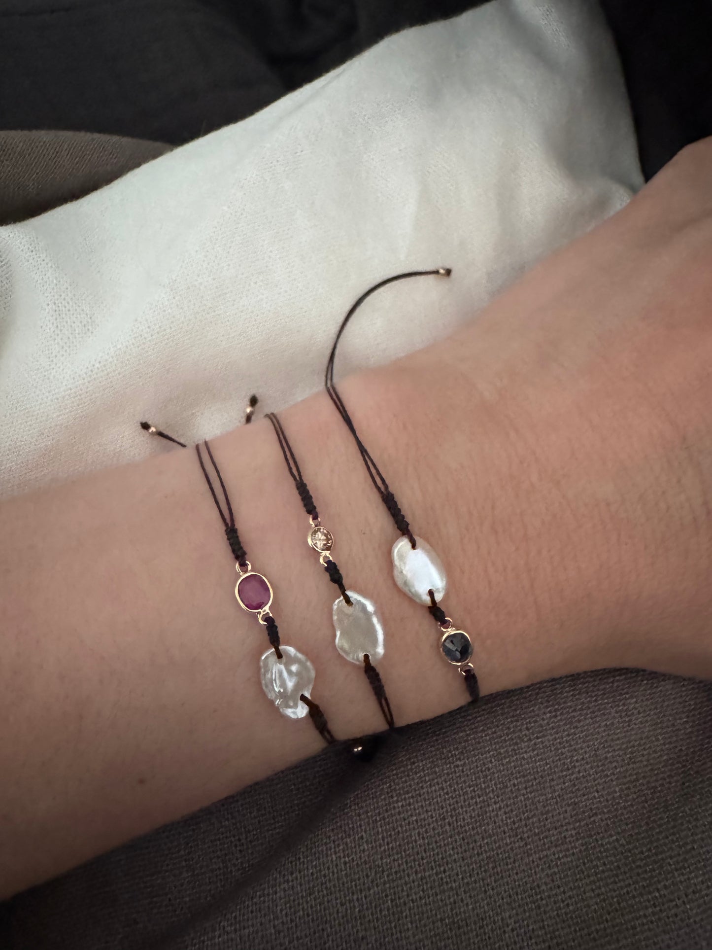 Pulseras Perla Keshi y Zafiro